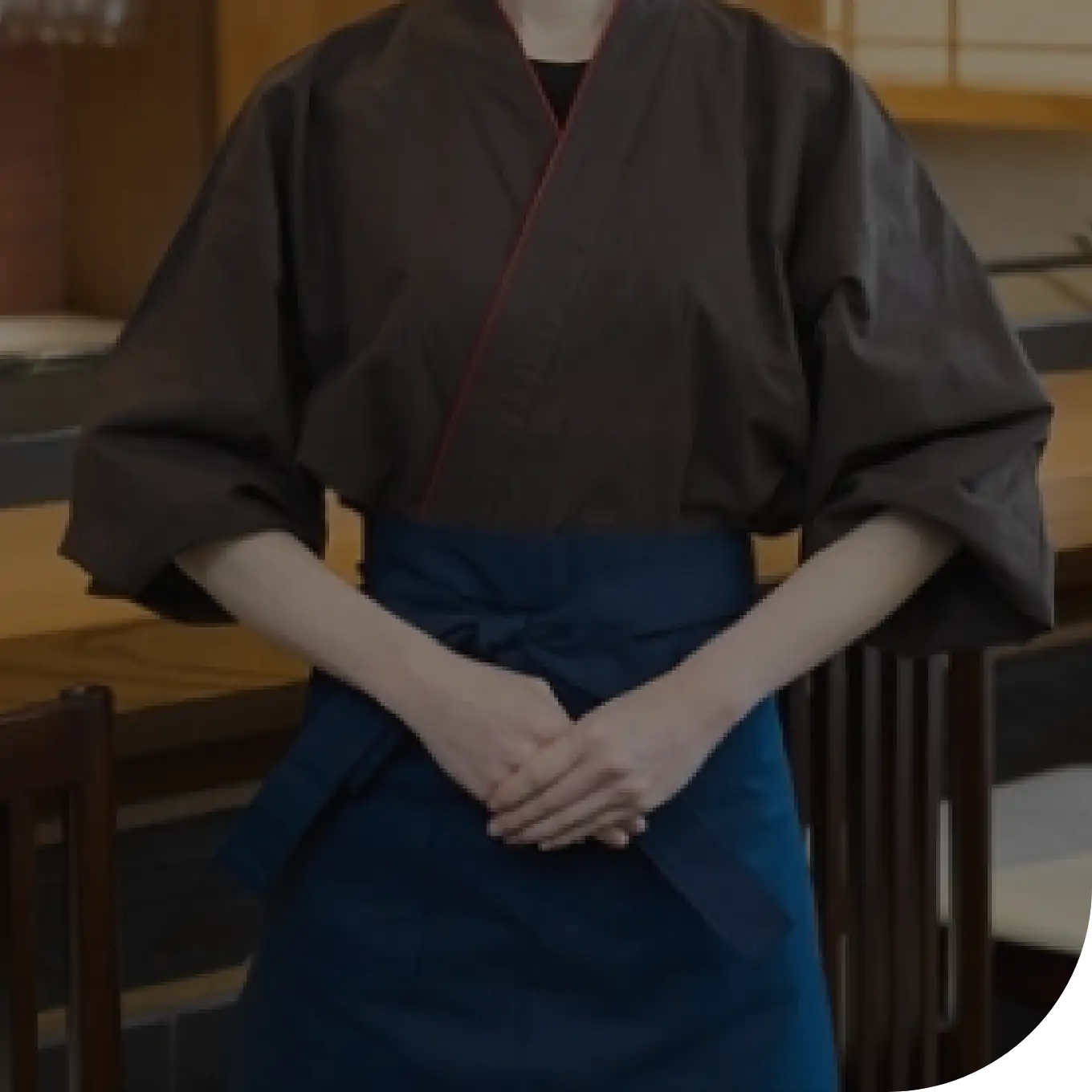 ユニフォームを着た飲食店スタッフ